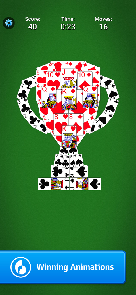 FreeCell Solitaire Card Game - Animación de victoria en FreeCell Solitaire mostrando cartas de juego dispuestas en forma de trofeo sobre un fondo verde.