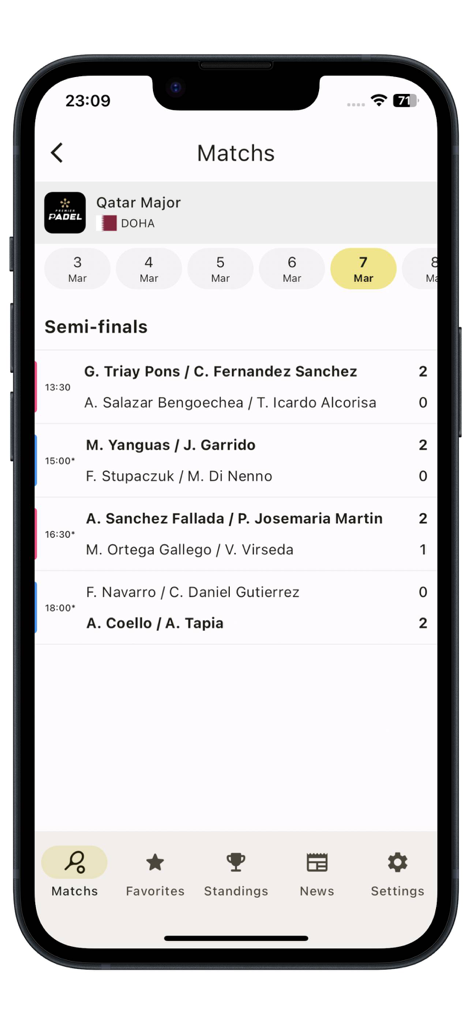 Écran de smartphone affichant les scores des matchs de padel en direct et les résultats des demi-finales du tournoi Qatar Major.