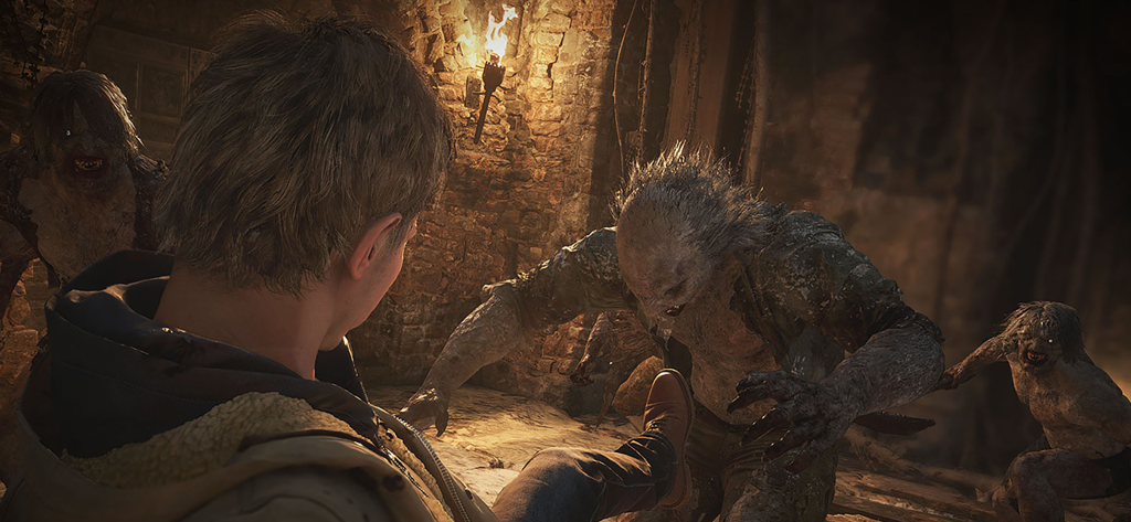 Ethan Winters luchando contra varios licántropos en una habitación de piedra oscura