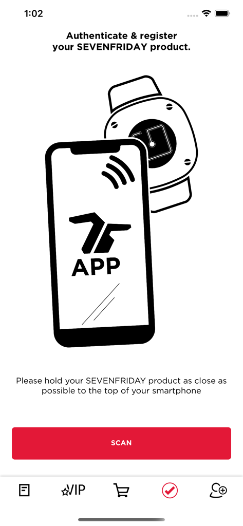 Smartphone escaneando un reloj SEVENFRIDAY para autenticación y registro de producto