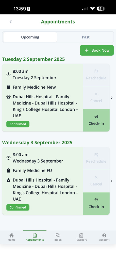 Interface do aplicativo móvel mostrando consultas médicas futuras e opções de auto-check-in para o Kings College Hospital Dubai.