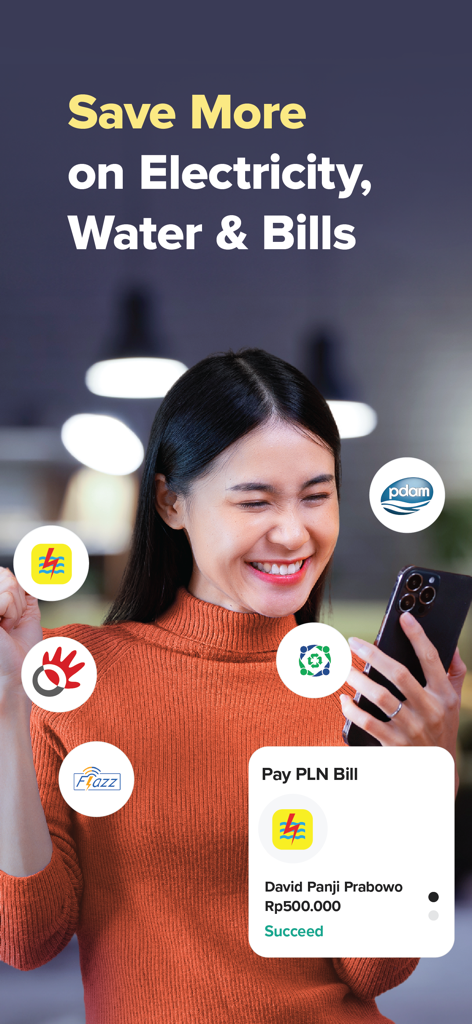 Una donna che sorride mentre paga le bollette di elettricità e acqua indonesiane tramite l'app Flip