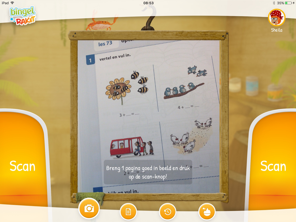 Bingel Raketアプリのインターフェースで、iPad上の物理的な算数のワークブックのページをカメラがスキャンしている様子