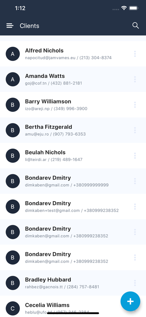 SimplyBook.me admin - Interfaccia dell'app SimplyBook.me admin che mostra un elenco di clienti con i loro dettagli di contatto e un pulsante di aggiunta
