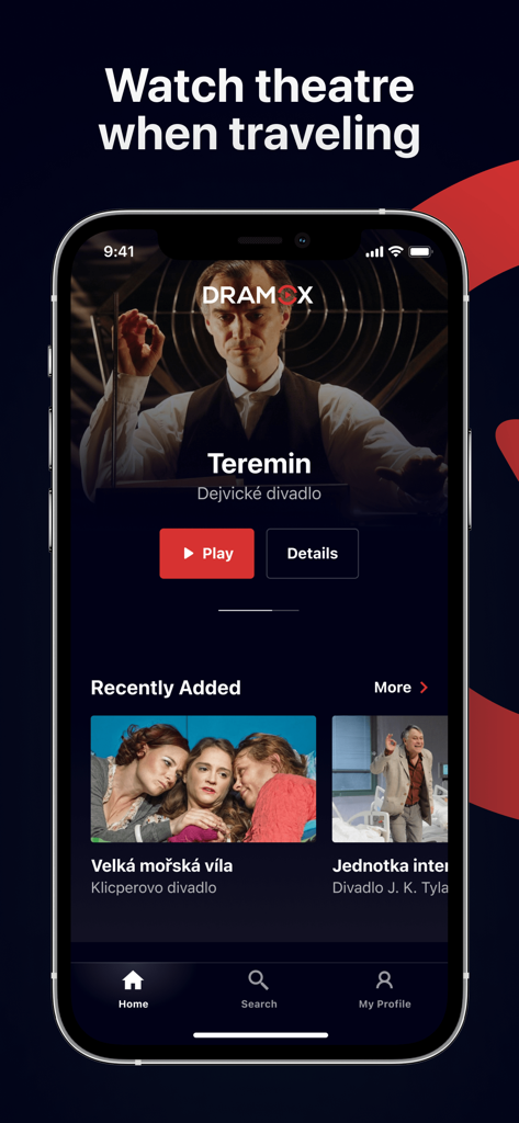 Dramoxアプリのインターフェースが表示されたスマートフォンの画面。オンラインストリーミング可能な演劇が表示されている。