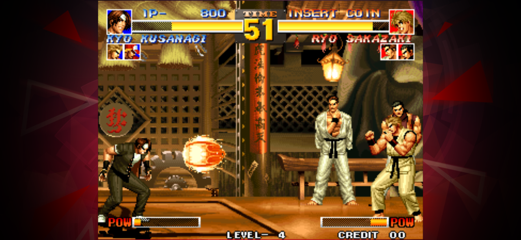 Captura de pantalla de juego de KOF 95 ACA NEOGEO con Kyo Kusanagi luchando contra Ryo Sakazaki en un dojo.