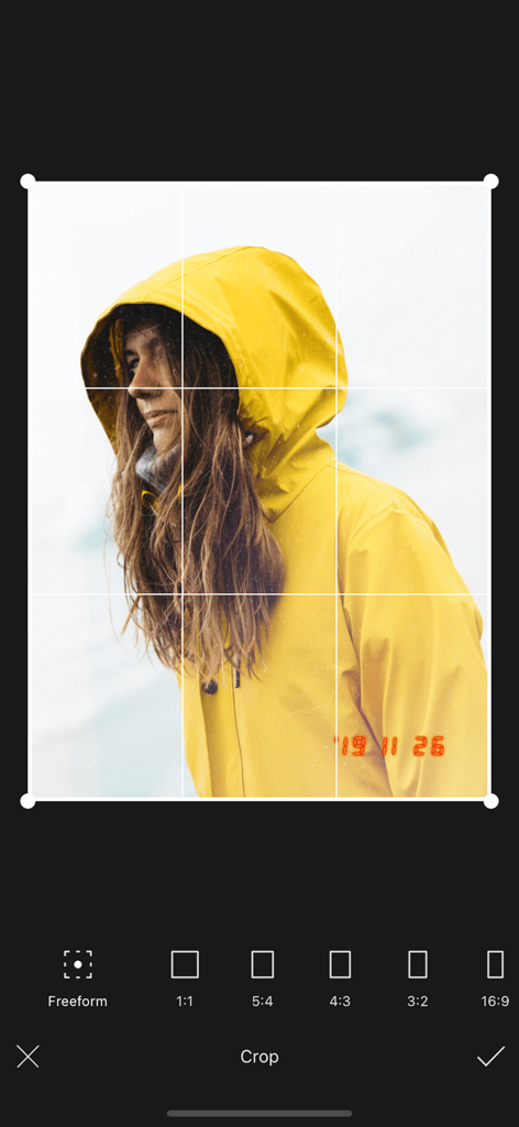 Une photo vintage d'une personne en imperméable jaune en cours de recadrage dans l'interface de l'application 1998 Cam