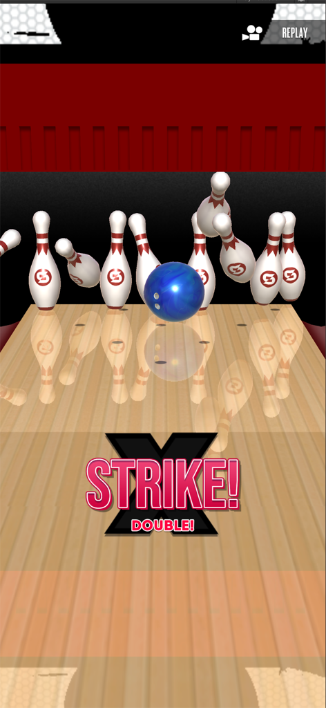 Strike! By Skillz Pro Bowling - Captura de pantalla de jugabilidad de una bola de bolos azul golpeando los pinos para un doble strike en Strike! By Skillz Pro Bowling.