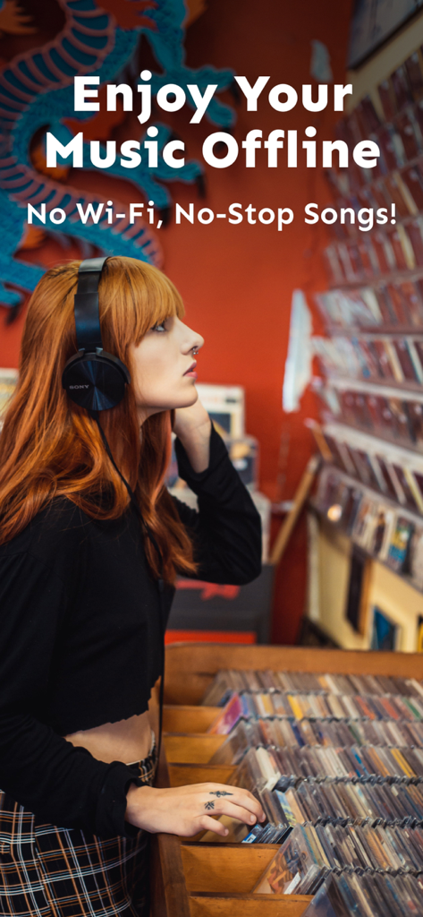 Music Player - Offline Songs - Une femme portant des écouteurs parcourant une collection de musique physique avec le texte Profitez de votre musique hors ligne Sans Wi-Fi Sans interruption de chansons