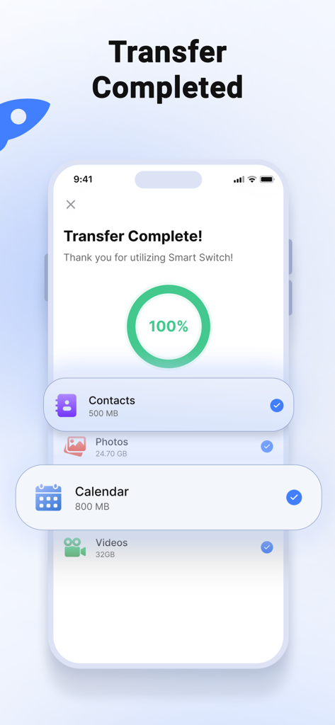 Smart Switch my Phone - Um ecrã de smartphone exibindo um anel de progresso verde de 100 por cento e uma mensagem de conclusão de transferência de dados bem-sucedida para contactos e multimédia