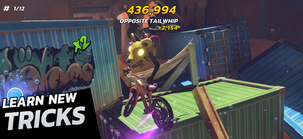Touchgrind BMX 3: Rivals - Touchgrind BMX 3 라이벌에서 산업 컨테이너 위로 반대 테일윕 트릭을 수행하는 마우스 가면을 쓴 커스터마이즈된 라이더.