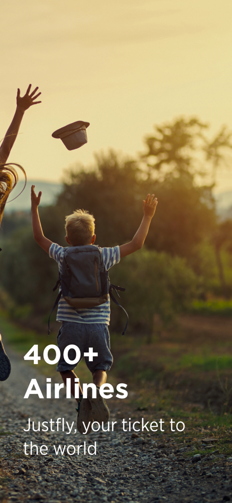 justfly.com: Flights & Travel - 屋外でジャンプする幸せそうな子供と、Justflyアプリで400社以上の航空会社をプロモーションするテキスト