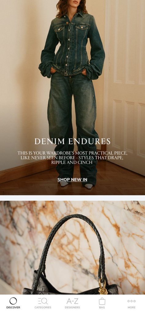 Ein Screenshot der Ounass App, der ein Designer-Denim-Outfit und eine hochwertige Tasche zeigt.