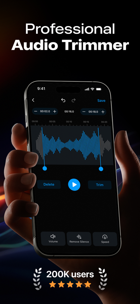 Audio Editor ~ MP3 Converter - Una persona sosteniendo un iPhone que muestra la interfaz profesional del editor de audio con una forma de onda de sonido azul y herramientas de edición.