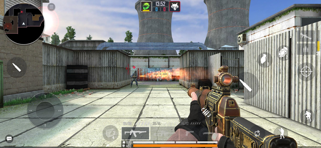 Gameplay FPS à la première personne de Tactical OPS Modern Shooter montrant un joueur visant un fusil d'assaut doré dans une zone de combat industrielle