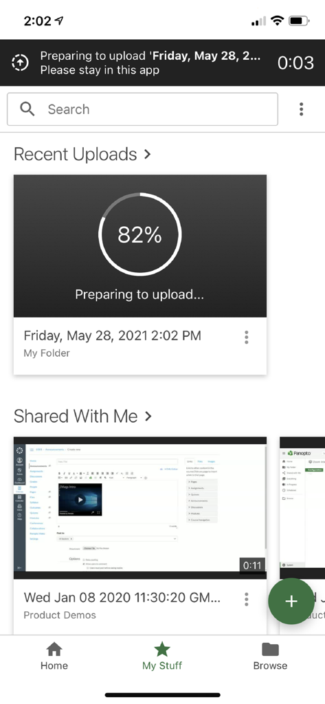 Oberfläche der Panopto-Mobil-App, die einen laufenden Video-Upload und freigegebene Inhalte anzeigt.