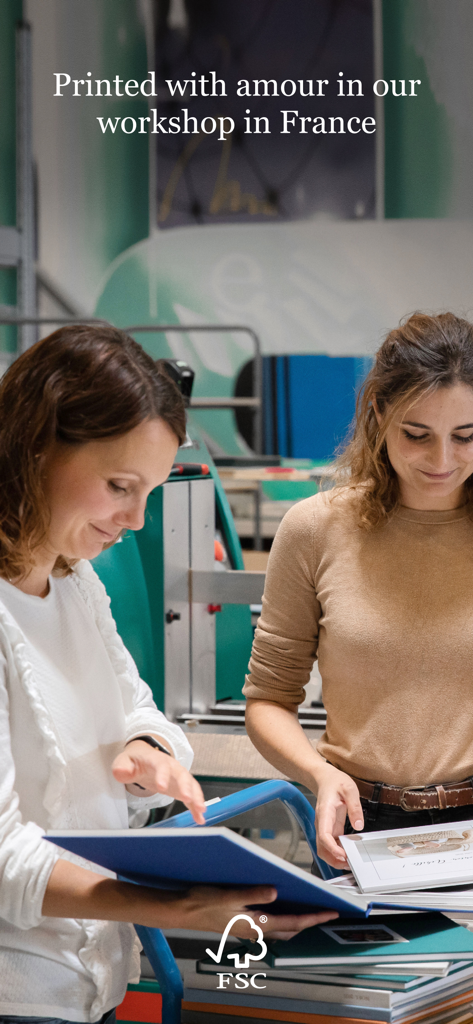 Rosemood: Photo Books & Prints - Due donne in un laboratorio francese che ispezionano album fotografici premium con carta certificata FSC.