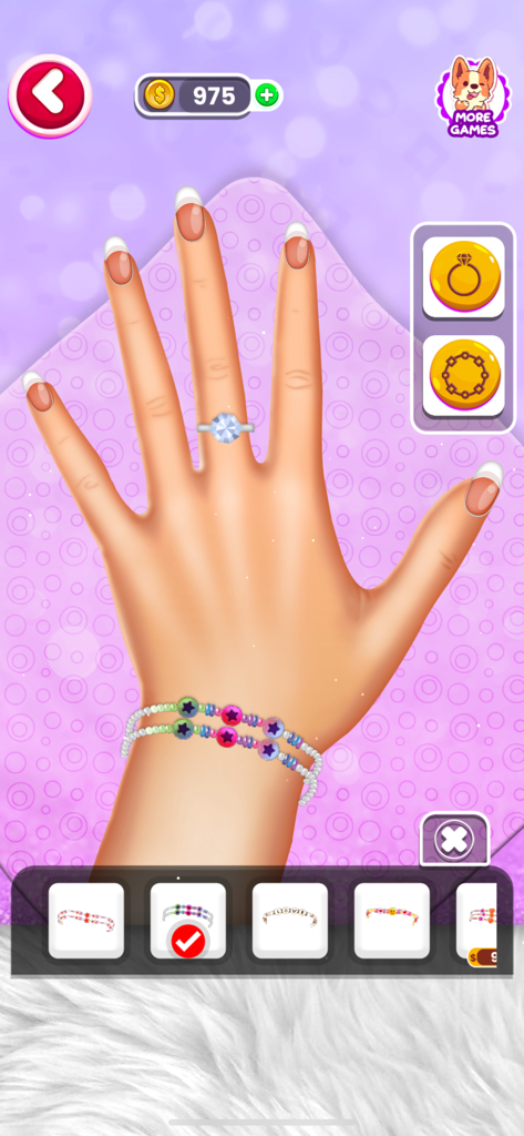 Una mano virtual con manicura francesa luciendo un anillo de diamantes y pulseras coloridas de cuentas en la interfaz del juego de salón de uñas