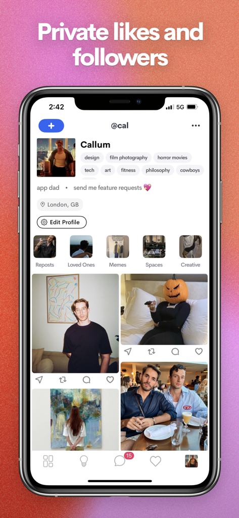 Collective: LGBTQ+ friends - Interfaz de la app social LGBTQ+ de Collective mostrando el perfil de un usuario con etiquetas de interés y una cuadrícula de fotos bajo el encabezado Me gusta y seguidores privados.