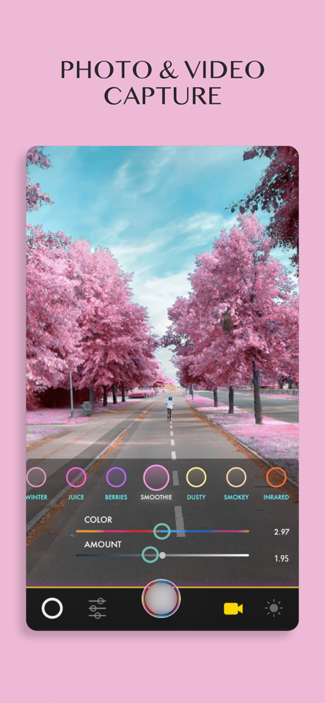 Interfaccia dell'app Full Spectrum Camera che visualizza un paesaggio con alberi rosa infrarossi e cursori di regolazione del colore