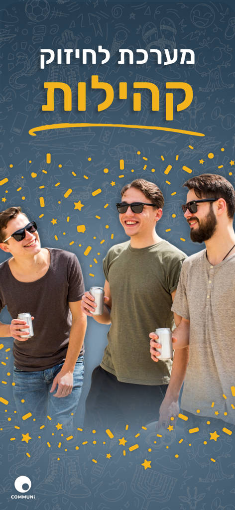 Tres hombres jóvenes sonriendo y socializando en una comunidad para veteranos militares