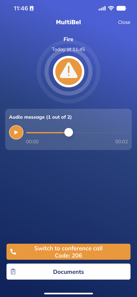 MultiBel App-Oberfläche zeigt einen Brandnotfallalarm mit einem Audio-Player und einer Konferenzschaltfläche.