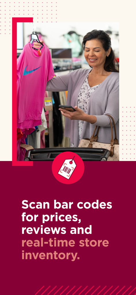 Une femme utilisant l'application Kohl's pour scanner un code-barres pour les prix et l'inventaire en magasin