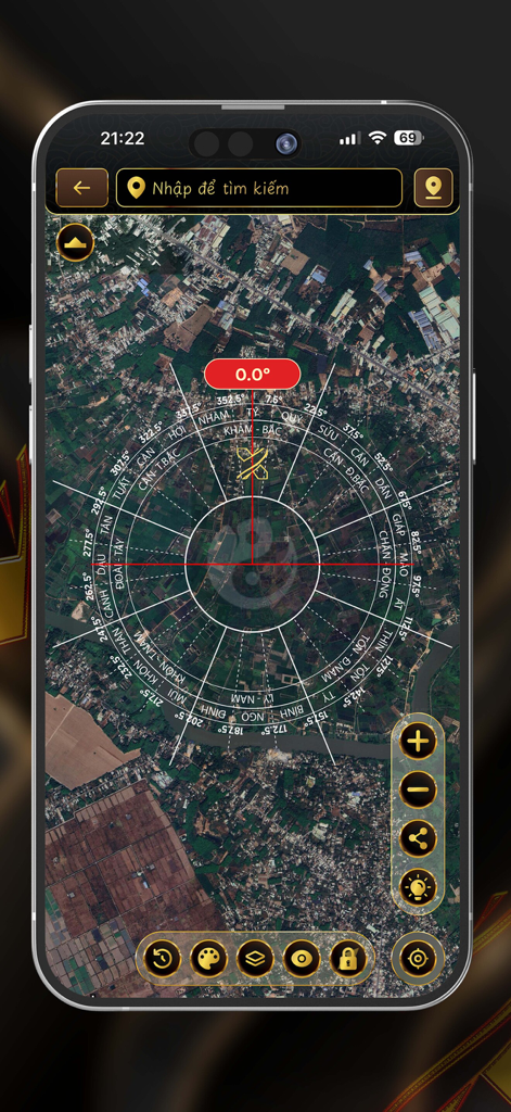 Xhero - Xheroモバイルアプリのインターフェース。不動産分析のために衛星マップ上に重ねられたプロフェッショナルなデジタル風水羅盤が表示されています。