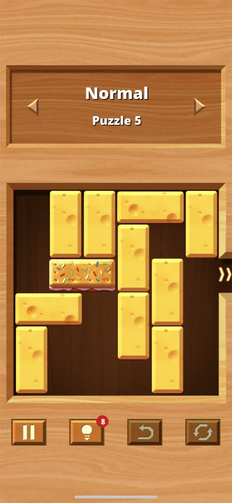 Um nível de quebra-cabeça de blocos deslizantes do aplicativo Unblock Block com blocos de queijo amarelos e um bloco de biscoito gelado em um fundo de madeira.