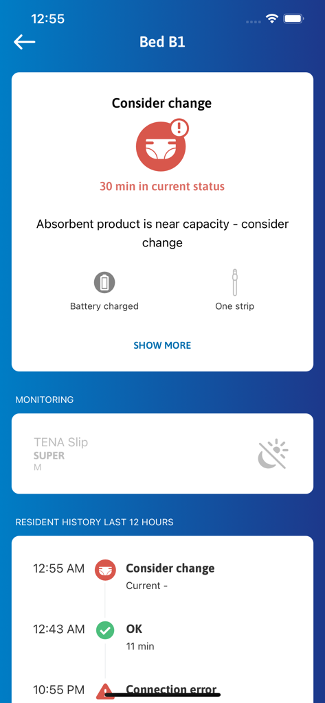 Interfaz de la aplicación TENA Smartcare Pro que muestra una alerta de cambio y el historial de monitorización del residente.