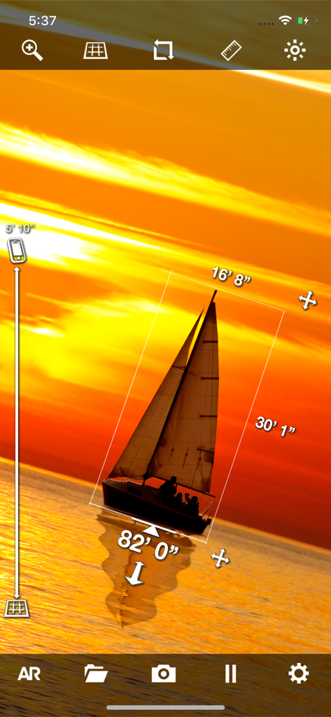 App EasyMeasure midiendo la altura y distancia de un velero al atardecer usando superposiciones de RA