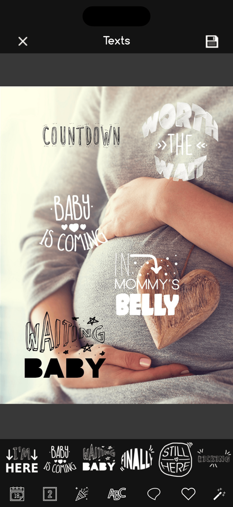 Baby Story Photo Snap Art - Interfaz de la aplicación Baby Story mostrando la barriga de una mujer embarazada con superposiciones de texto artísticas y pegatinas de hitos.
