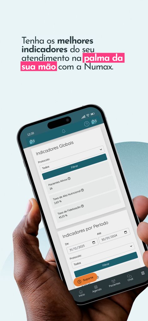 Eine Hand hält ein Smartphone mit dem Numax App-Dashboard, das globale Gesundheitsindikatoren für Patienten und Klinikmetriken anzeigt.