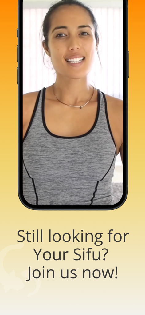 Un instructor de Tai Chi sonriendo en la pantalla de un teléfono inteligente con texto preguntando ¿Sigues buscando tu Sifu? Únete a nosotros ahora