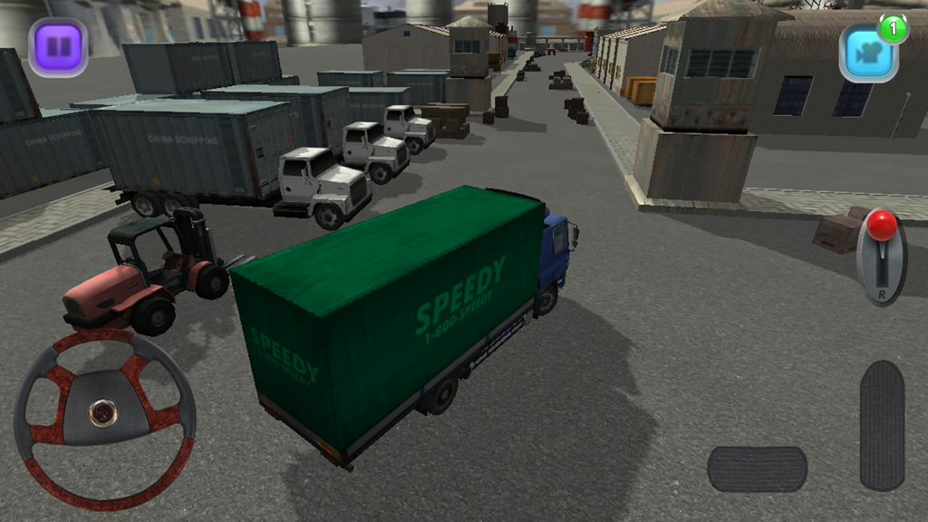 Truck Sim - Free 3D Parking Simulator Game - Camión de carga verde maniobrando en un patio industrial 3D en el simulador de estacionamiento Truck Sim