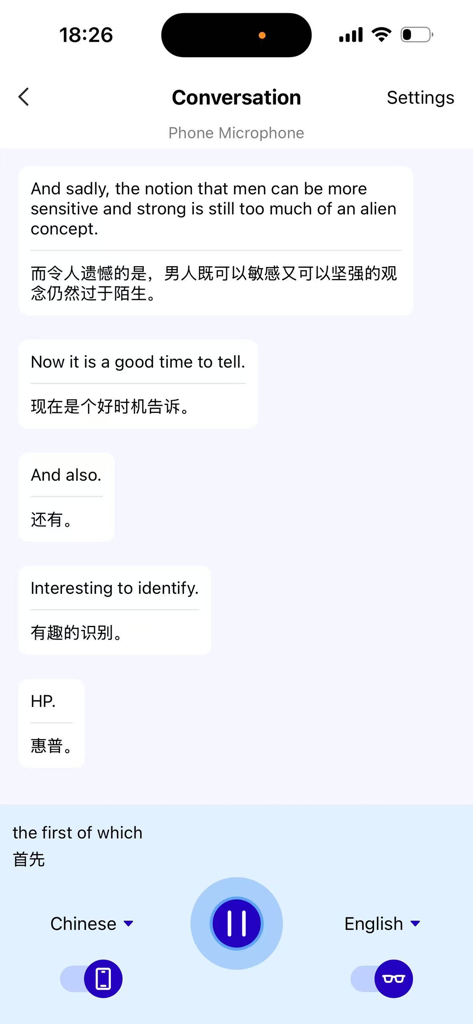 La interfaz de la aplicación móvil iTourAR que muestra una conversación en tiempo real traducida entre inglés y chino con subtítulos bilingües.