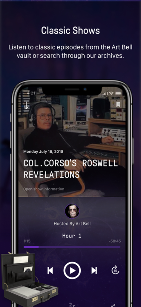 Captura de pantalla de la aplicación Coast to Coast AM mostrando la Bóveda de Art Bell con episodios de radio clásicos.