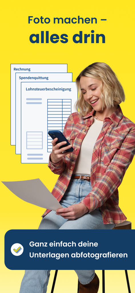 WISO Steuer - Steuererklärung - 女性がスマートフォンでWISO Steuerアプリを使用し、請求書や所得税声明などの税務書類を撮影・スキャンしている
