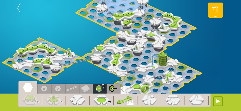 Interfaccia dell'app GraviTrax che mostra la costruzione di una pista a sfera 3D nell'editor digitale.