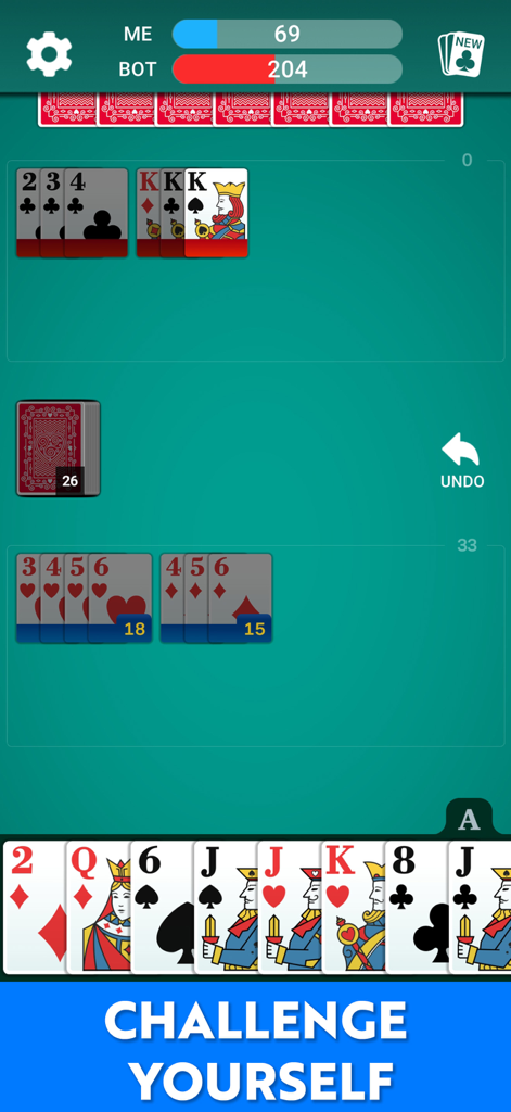 Gameplay do jogo de cartas Rummy 500 apresentando cartas grandes e legíveis e conjuntos mesclados em um fundo verde