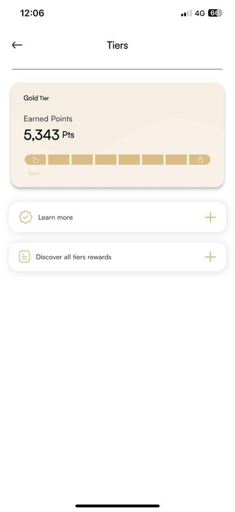 Mazaya and More - Interfaz de la aplicación Mazaya and More que muestra el estado de Nivel Oro y los puntos de lealtad ganados.
