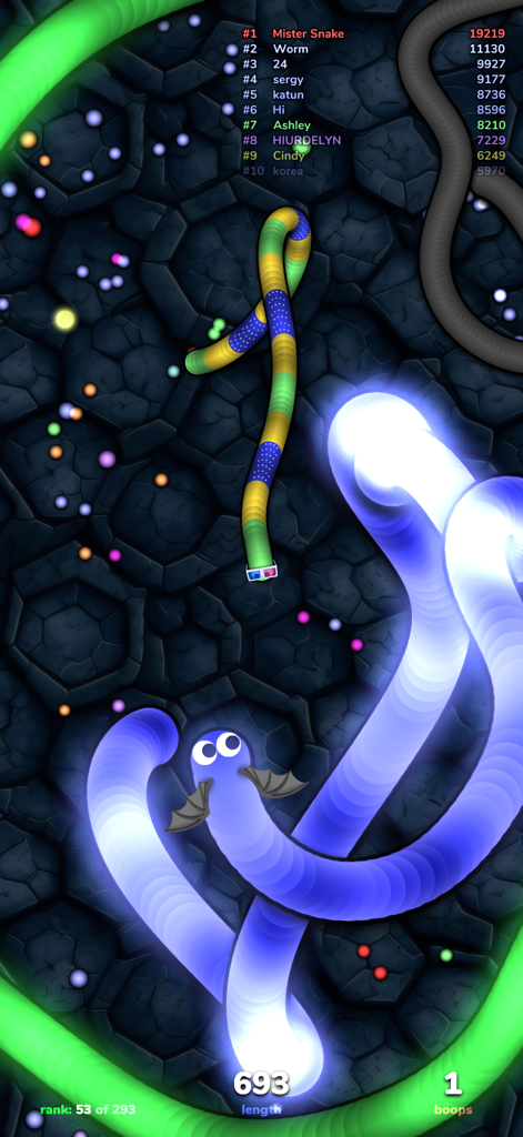 slither.io - Ein slither.io Gameplay-Screenshot, der bunte Schlangen mit individuellen Skins zeigt, darunter Fledermausflügel und 3D-Brillen auf einem dunklen sechseckigen Hintergrund.