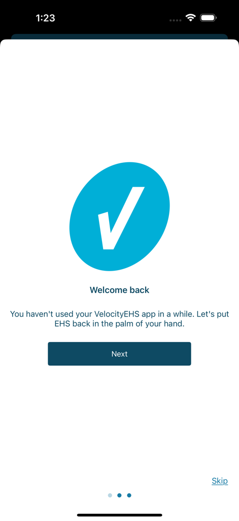 VelocityEHS® - チェックマークのロゴと「次へ」ボタンが表示された、VelocityEHSモバイルアプリのお帰りなさい画面。