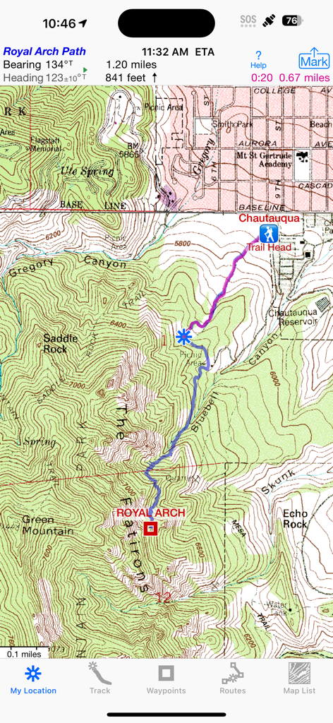 iHikeGPS : Classic Topo Maps - Pantalla de la aplicación iHikeGPS que muestra un mapa topográfico clásico del USGS con una ruta de senderismo grabada y datos de navegación.
