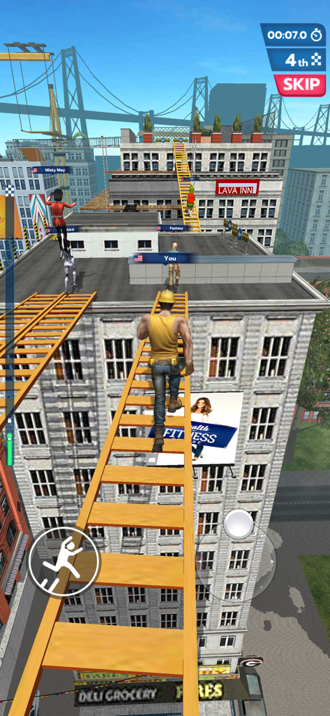 Run Royale: Multiplayer Race - Um personagem com um capacete amarelo subindo uma escada entre arranha-céus em uma corrida multiplayer na cidade.