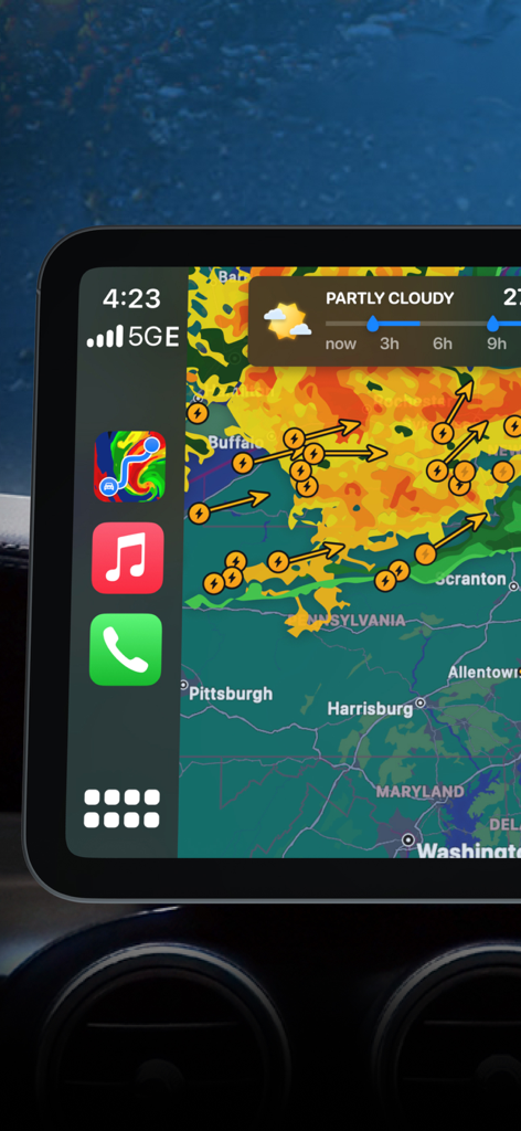 Mapa de radar meteorológico e rastreamento de tempestades em uma tela de painel de carro usando Apple CarPlay