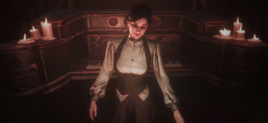 暗い部屋でろうそくに照らされたオルガンの前に立つ、19世紀風の衣装を着た女性