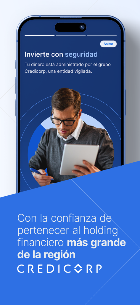 Un homme utilisant une tablette avec un texte soulignant l’investissement sécurisé et le soutien de Credicorp Capital
