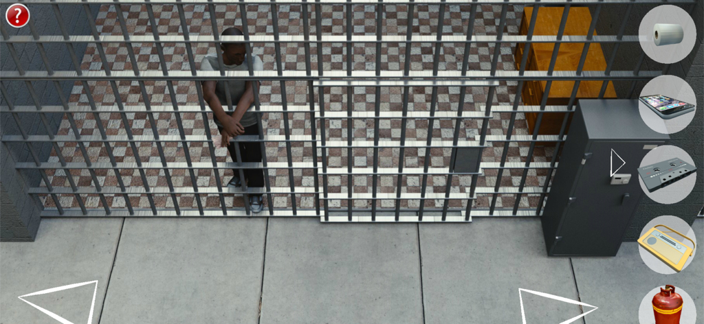 Un prigioniero dietro le sbarre di metallo in una cella con oggetti puzzle e una cassaforte