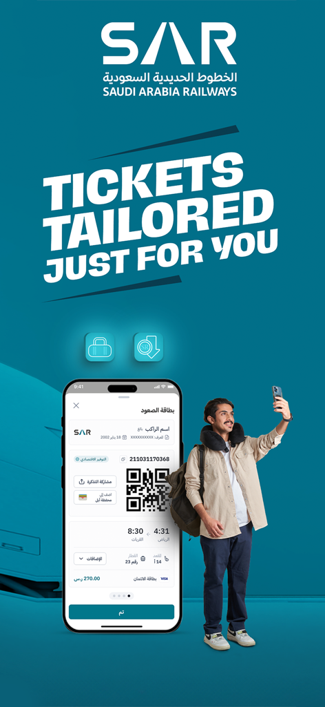 Un voyageur tenant un smartphone avec un billet de train numérique de l'application SAR Nord-Est